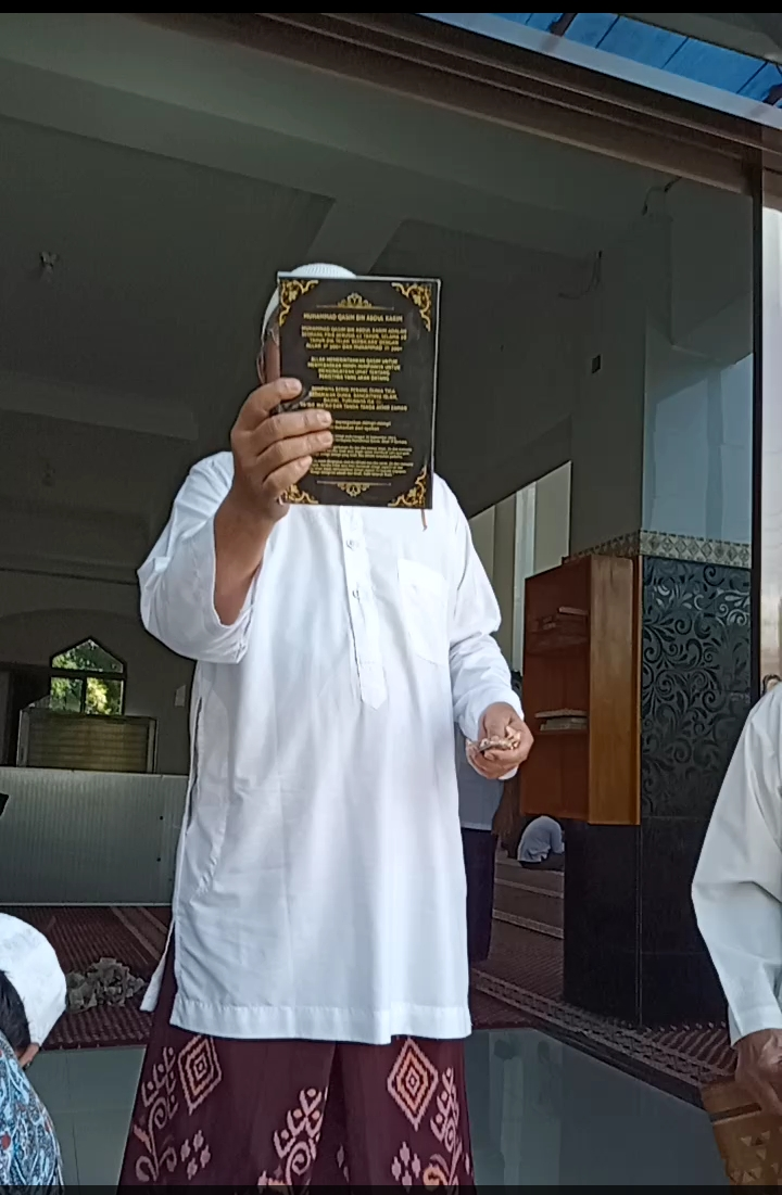Bagikan Buku Mimpi Muhammad Qasim di Masjid Nur Salim Sanggrahan Mungkid Magelang