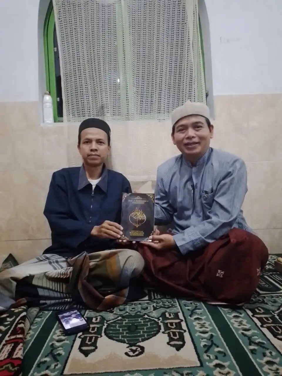 Ketua Dewan Kemakmuran Masjid di Tasikmalaya Menerima Buku Mimpi Muhammad Qasim