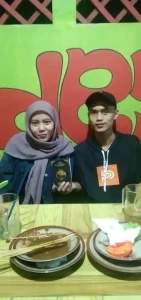 Pasangan Muda Menerima Buku Kumpulan Mimpi Muhammad Qasim 