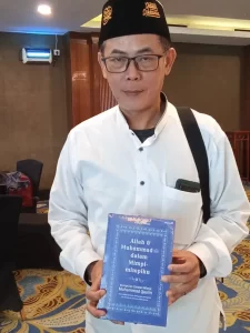 Asisten Syeikh Assim Al Hakeem menerima buku kumpulan mimpi Muhammad Qasim versi ISBN