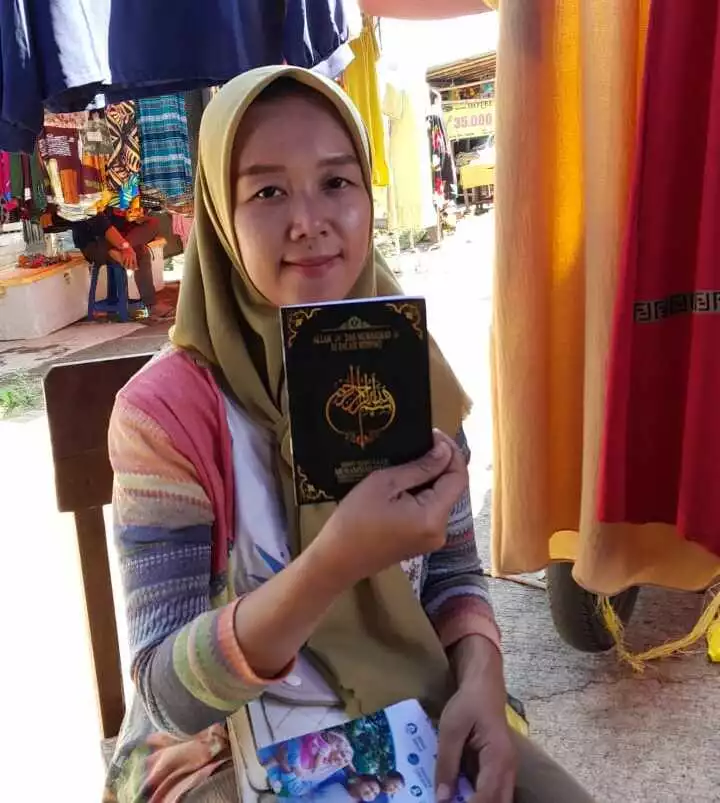 Pedagang ini Bagikan Buku Kumpulan Mimpi Muhammad Qasim di Pasar Minggu