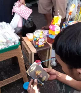 Pedagang ini Bagikan Buku Kumpulan Mimpi Muhammad Qasim di Pasar Minggu