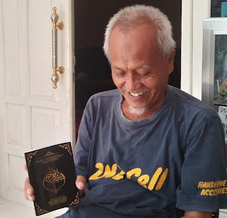 Berikan Buku Kumpulan Mimpi kepada Tokoh Muhammadiyah Bangkalan Jatim, Joko Sasmito: Mimpi Qasim Sejalan dengan Islam