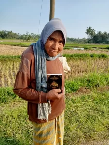Ibu ini Berkeliling Desa sambil Bagikan Buku Mimpi Muhammad Qasim