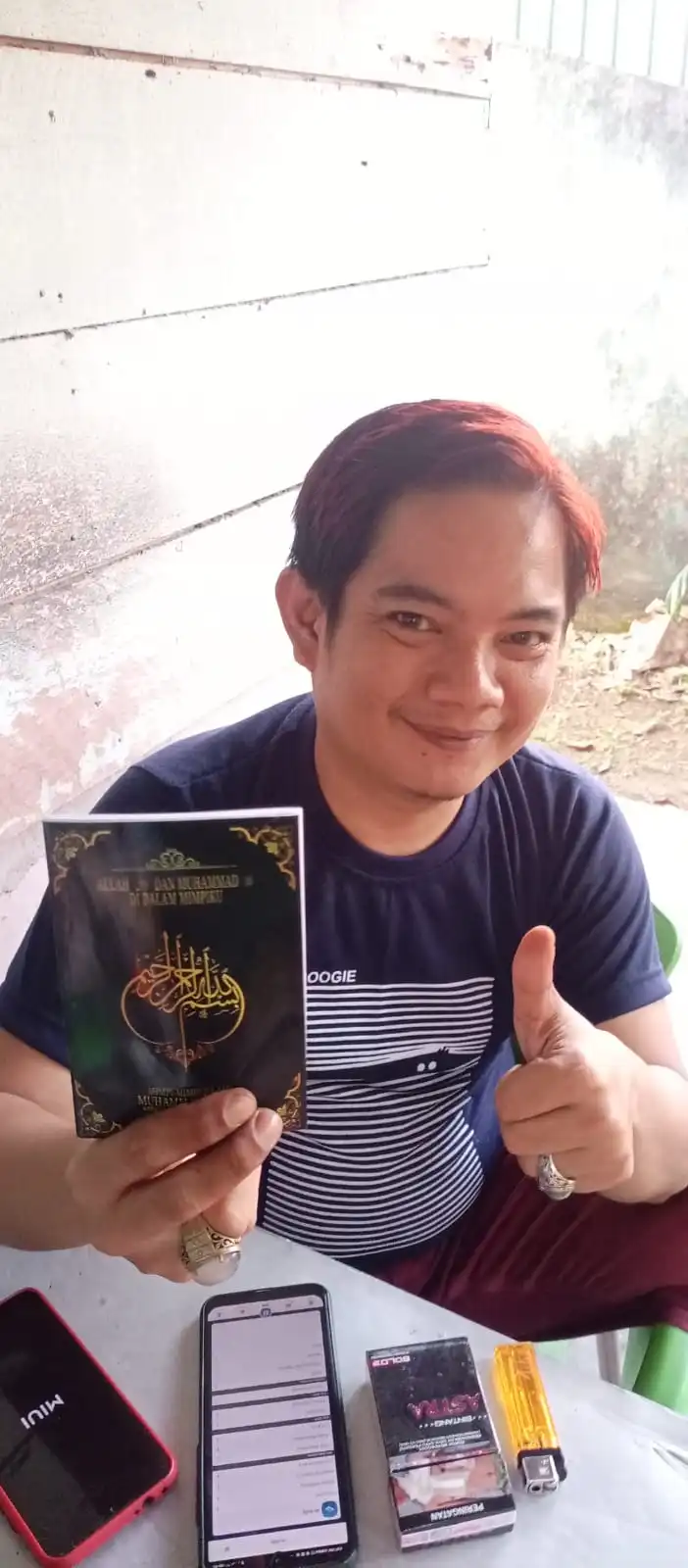 Helper Muhammad Qasim di Palembang, Berikan Buku Kumpulan Mimpi kepada Teman yang Berkunjung ke Rumah